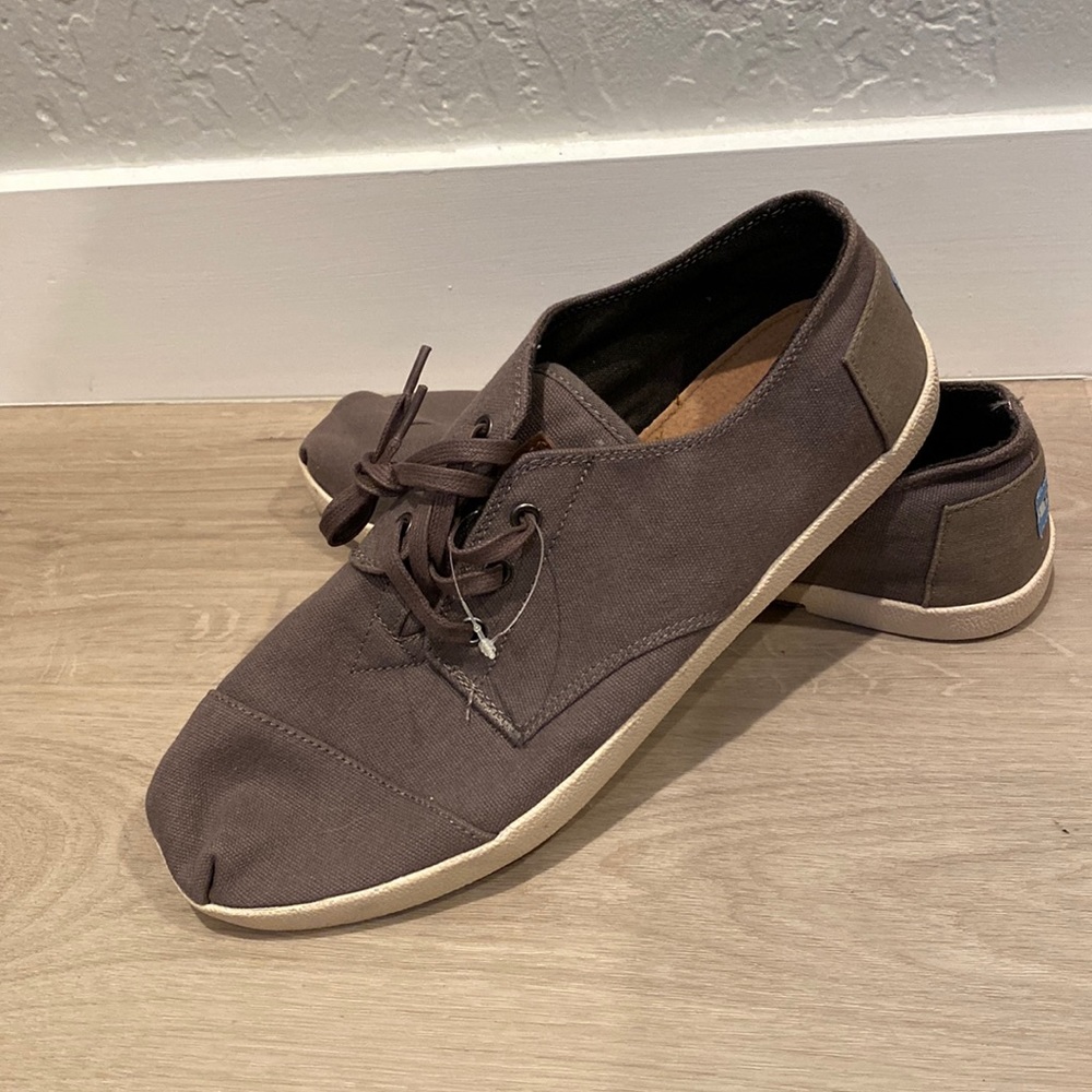New unworn Men Toms canvas shoe